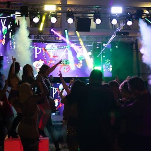 Play Champagne